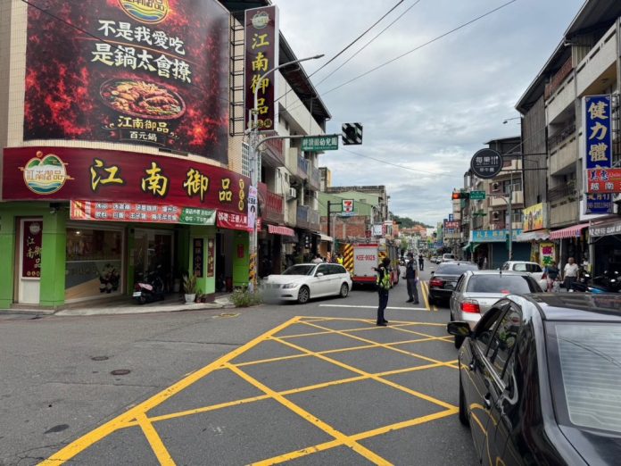 意外曝光！車內藏放大批爆竹毒品撞電線桿　駕駛落跑警追緝中