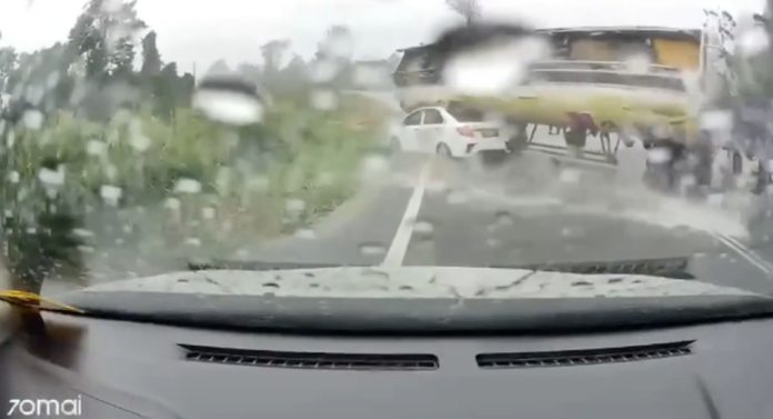 影／驚悚死亡車禍！馬國油罐車失控翻覆「壓對向轎車」3.2萬公升燃油起火　車內母子慘成焦屍