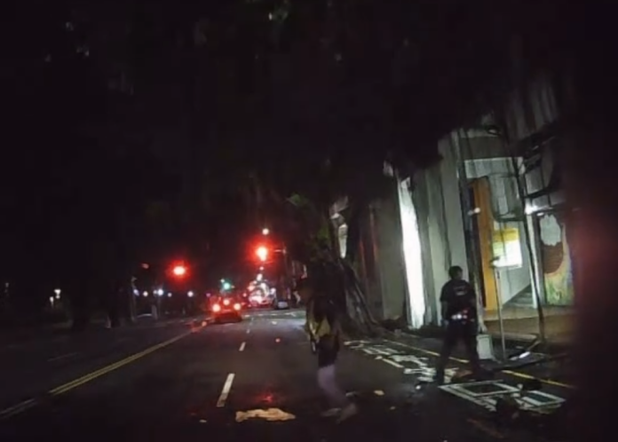 台中路樹倒塌壓中兩警！　擦挫傷送醫