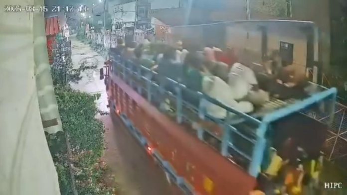 影／印度載50人卡車死亡意外！車頂金屬管誤觸「11千伏高壓電線」爆火花　釀1死20傷