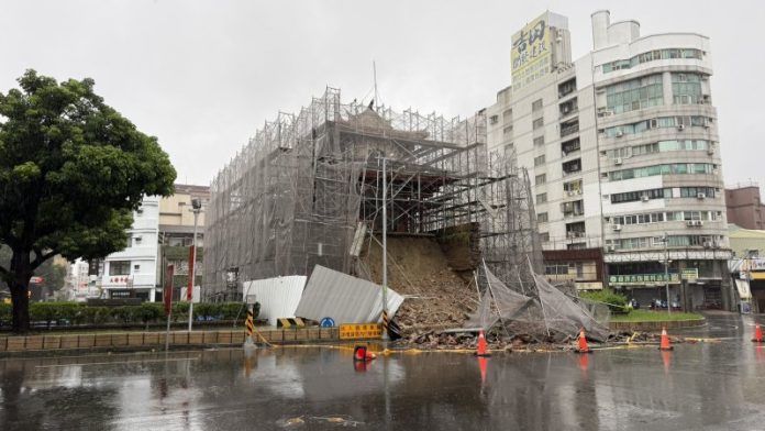 台南東門城撐不住了！豪雨灌裂縫釀崩塌　距上次大修已51年
