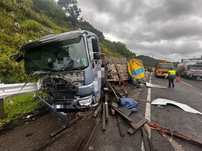 國道3號七堵路段事故！　聯結車撞工程車再撞欄車頭撞爛鋼捲滾落