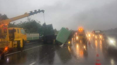 國1大雅段凌晨事故！大型車車頭撞爛　南下全線封閉拖吊、網友卡40分鐘