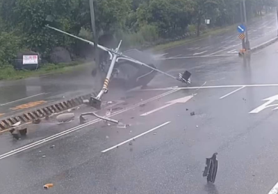 天雨路滑釀禍！花蓮轎車撞分隔島　車體撞爛號誌桿壓車頂