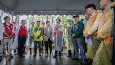 賴清德勘災喊「少批評」！話才說完…女高喊「總統我要陳情」被架走