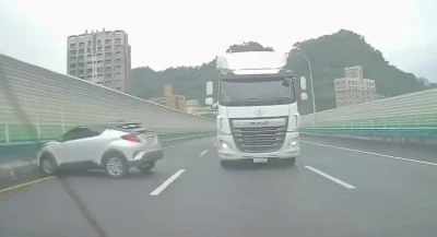 驚險撞擊畫面曝光！國道3號自小客車遭貨櫃車追撞　撞護欄旋轉一圈駕駛受傷