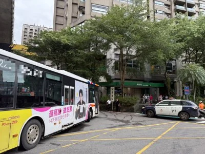 疑未注意車前狀況！新店公車左轉猛撞行人釀2傷