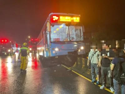 天雨路滑？基隆暖暖客運自撞分隔島　釀10人輕傷