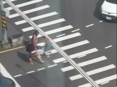 影／行車糾紛變街頭大戰！把外國人壓地上打　疑當事人還原經過：被逼車還拿咖啡丟我孕妻