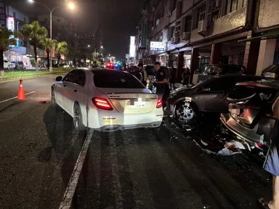 閃自行車沒閃過？高雄23歲男失控連撞4車　62歲婦人慘傷送醫