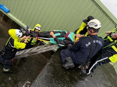 豪雨後清屋頂出事！高雄男跌落1.5公尺平台　消防「垂降」救援脫困
