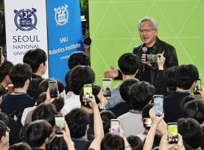 輝達財報超預期！黃仁勳喊AI需求仍在加速　營收估增70%