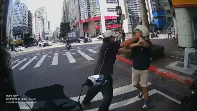 影／北市行車糾紛！阿伯火大拉騎士下車到人行道決鬥　打到沒力累癱在地