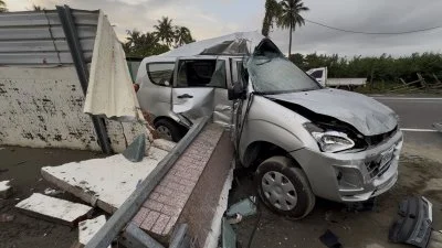 獨／影／台南汽車超車不慎！猛撞路邊石柱…波及騎士 驚悚畫面曝