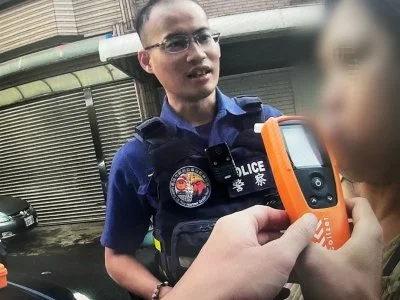 少打方向燈露餡！女騎士隨身杯藏酒　醉意上頭竟伸手「摸警」