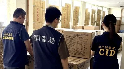 金門老屋驚見走私貨！2.7噸中國食品、百條私菸全被查扣