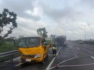 國1仁德段驚傳追撞！大貨車疑疲勞駕駛撞小貨車起火　2人受傷送醫