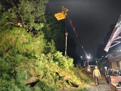 高雄小港擋土牆突塌！3機車遭活埋　7戶28人緊急撤離