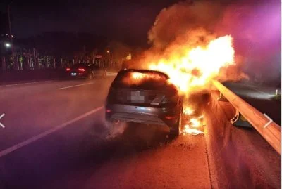 台南86快速道路驚傳火燒車！自小客遭惡火吞噬　女駕駛驚險逃過一劫