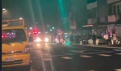 北投排骨店深夜疑氣爆！玻璃炸碎滿地、機車遭波及　消防：原因待查
