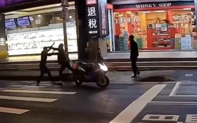 板橋盃格鬥賽！過馬路險釀擦撞爆衝突　路人與機車騎士開打