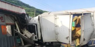 疑疲勞駕駛肇事!台15線林口路段貨車自撞店家 北上路段封閉交通受阻逾3小時 疑疲勞駕駛肇事!台15線林口路段貨車自撞店家 北上路段封閉交通受阻逾3小時