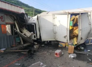 疑疲勞駕駛肇事!台15線林口路段貨車自撞店家 北上路段封閉交通受阻逾3小時 疑疲勞駕駛肇事!台15線林口路段貨車自撞店家 北上路段封閉交通受阻逾3小時