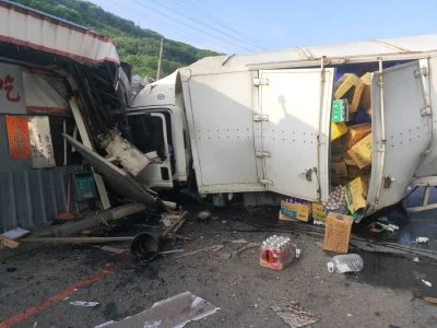 疑疲勞駕駛肇事！台15線林口路段貨車自撞店家　北上路段封閉交通受阻逾3小時