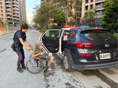 輪椅翁迷路坐路中央！警護送返家「一抬頭」驚見國中恩師