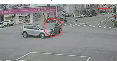 闖紅燈肇事畫面曝光！　台中豐原兩車相撞兩人受傷