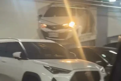 影／還以為是牆上海報！駕駛撞破停車場牆壁「車頭半露懸空」　目擊民眾傻眼