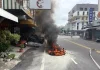 台南騎士半路自燃!急跳車逃生 機車遭火球燒剩廢鐵 台南騎士半路自燃!急跳車逃生 機車遭火球燒剩廢鐵