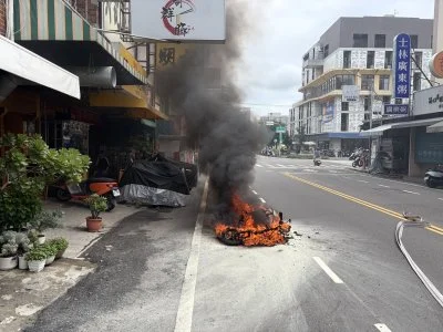 台南騎士半路自燃！急跳車逃生 機車遭火球燒剩廢鐵