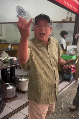 無照老翁開車起步撞機車還嗆人：「咖小」、「沒錢買車」 網友怒轟：壞人變老了
