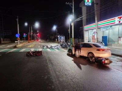 影／凌晨迴轉失控！高雄男狂掃「7台」　機車、電動車全倒一片