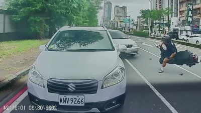 有片／轎車左切變道撞飛微型電動車！　16歲少年噴飛「四肢擦挫傷」送醫
