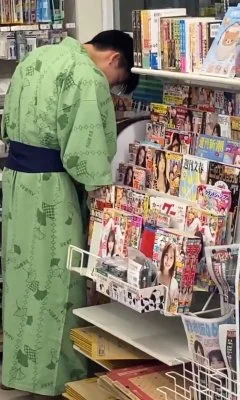 日本超商驚現噁男！穿浴衣翻成人雜誌打手槍　店員英文喝令滾出去