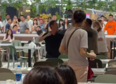 影／大巨蛋美食街爆衝突！佔位被坐走引發口角　「持鐵筷攻擊」雙方頭破血流