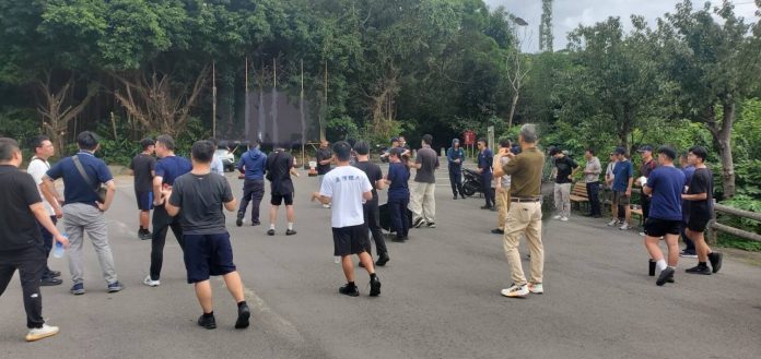 竹市警二分局戶外聯合勤教走入鳳崎步道　警友會暖心慰勞員警士氣