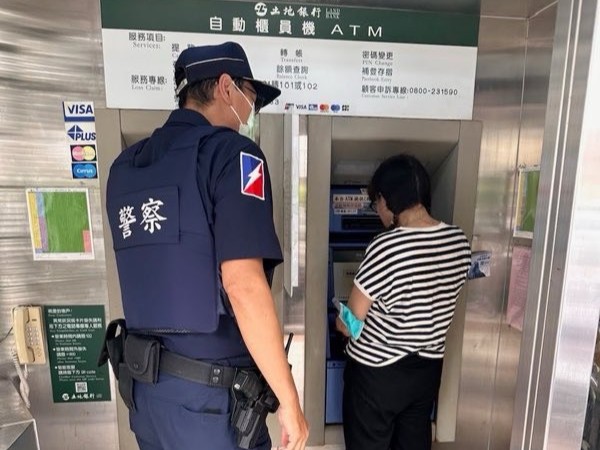 存摺卡ATM急壞民眾　高雄保大警熱心伸援手幫民眾解圍