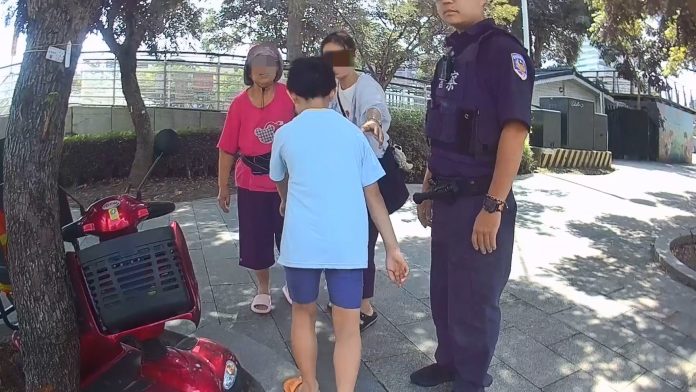 高溫害分神！桃園婦電輔車整輛卡花圃 中壢警民合力助脫困