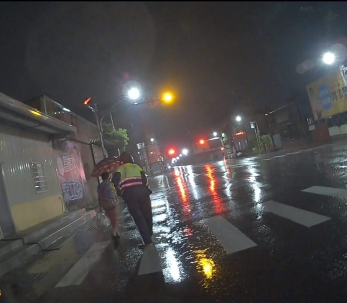 婦人雨夜迷途想走回家　岡山警「一路跟在後方」暖心護送