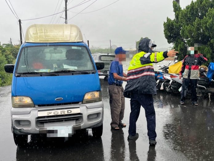 高齡阿伯冒雨找不到駕訓班　湖內警變身「人體導航」一路護送順利換照