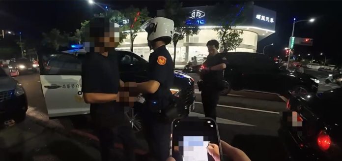 酒駕還想躲酒測？前鎮警攔下蛇行車　男測完超標當場傻眼