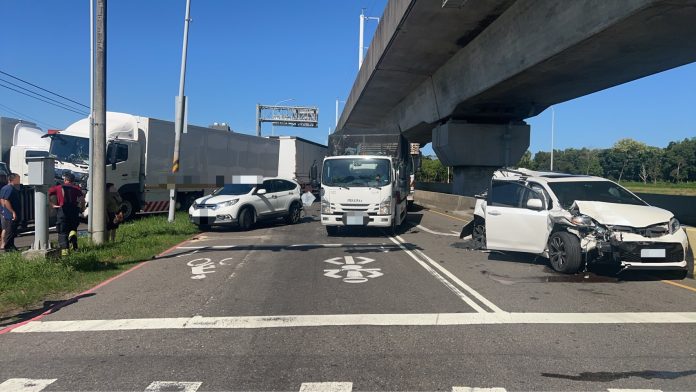 看錯紅綠燈？楊梅聯結車猛撞前方2車 4人受傷送醫