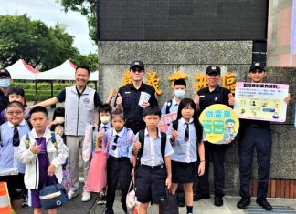 維護學童安全 分局長發水壺宣導婦幼安全 維護學童安全 分局長發水壺宣導婦幼安全
