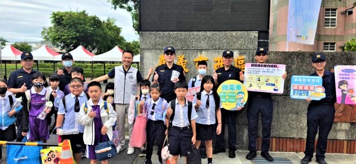 維護學童安全　分局長發水壺宣導婦幼安全