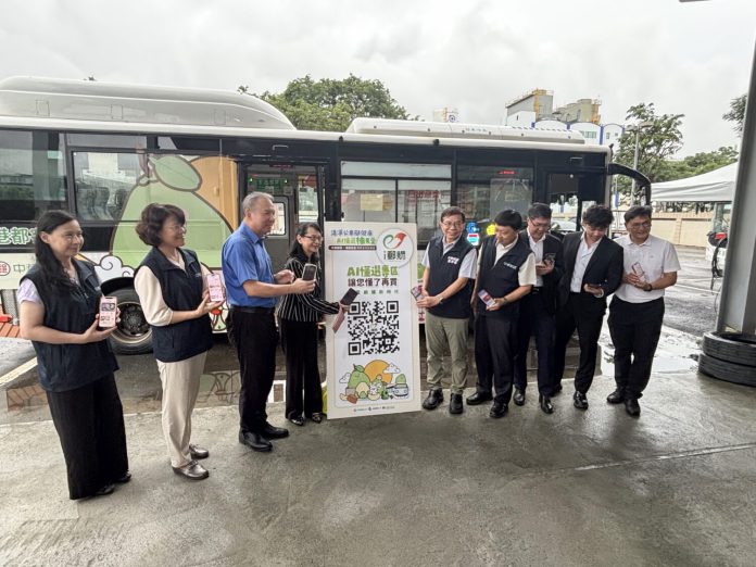 公車變身「智慧購物站」！中華郵政攜港都客運推AI懂選　搭車還能抱文旦回家
