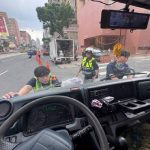 貨車拋錨卡路中央 大同分局警專實習生「烈日推車」助交通恢復