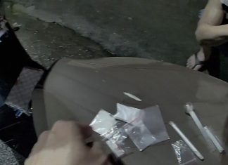 一個遮包動作讓他露餡!前鎮警攔查「毒駕男」起獲7包毒品